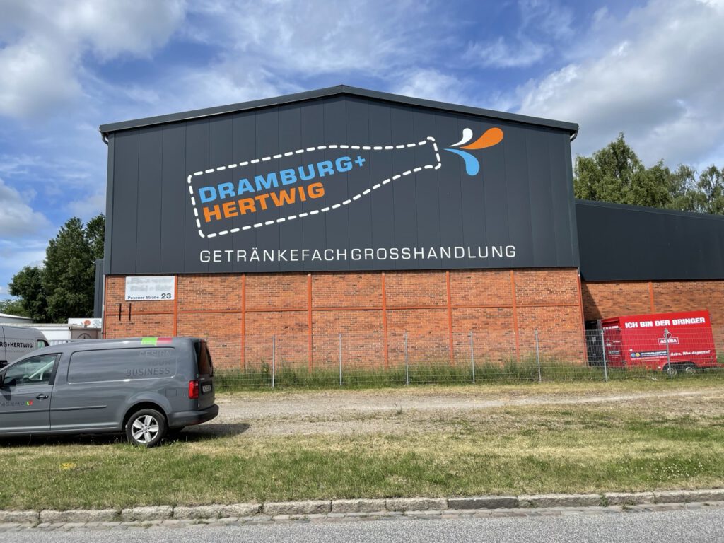 Außenbeschriftung Dramburg+Hertwig am Firmengebäude in Lübeck