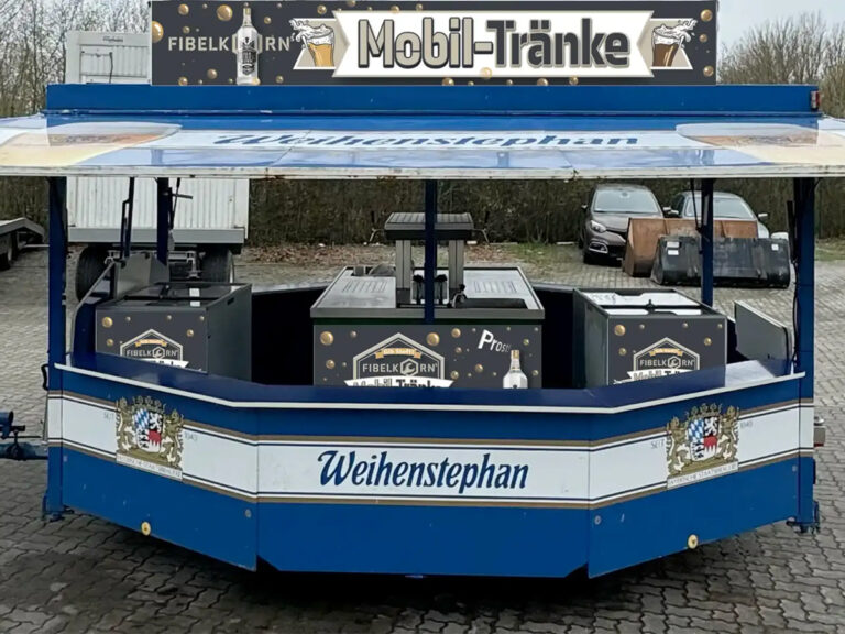Beschrifteter mobiler Ausschankanhänger von Fibelkorn mit Weihenstephan-Branding