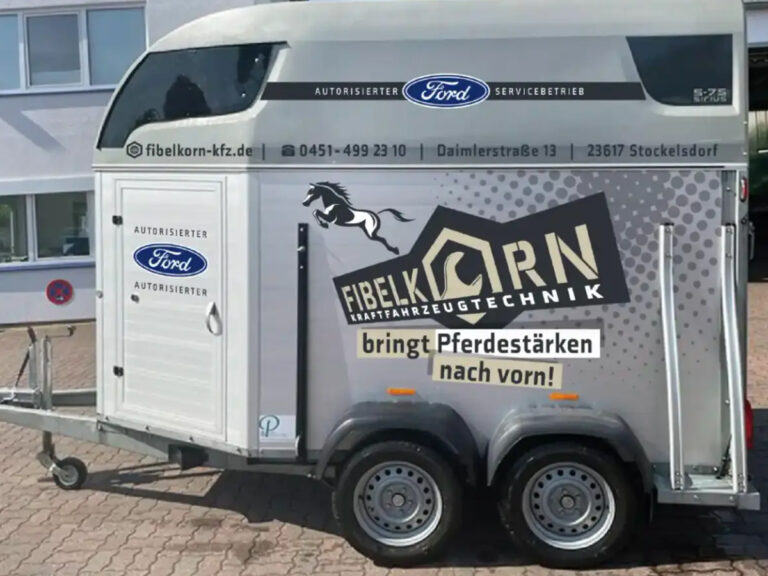Vollflächig beschrifteter Pferdeanhänger von Fibelkorn Kraftfahrzeugtechnik