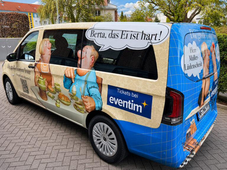 Fahrzeugbeschriftung Vollverklebung für Theaterstück Loriot - Wohnzimmer-Szene