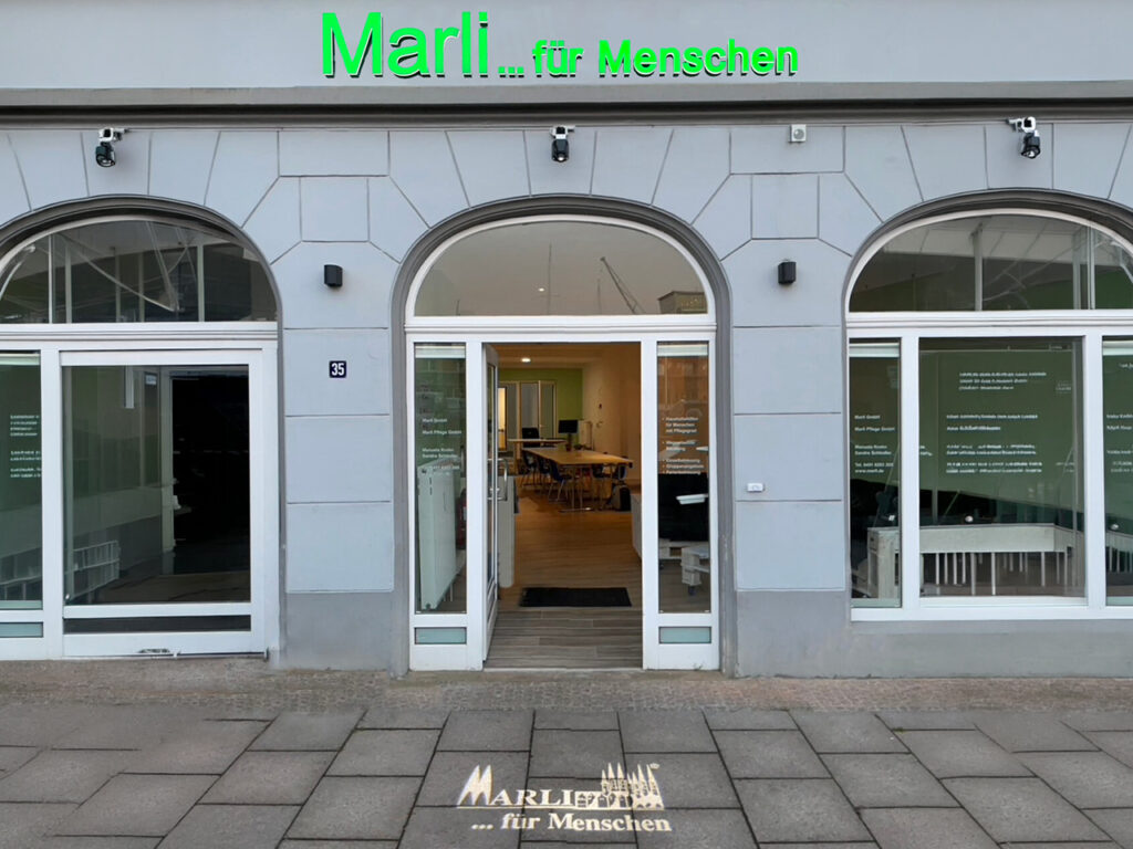Leuchtwerbung am Ladengeschäft Marli für Menschen