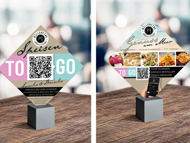 Zwei bedruckte Tischaufsteller des Restaurants Milloncino mit QR-Code für Speisen zum Mitnehmen