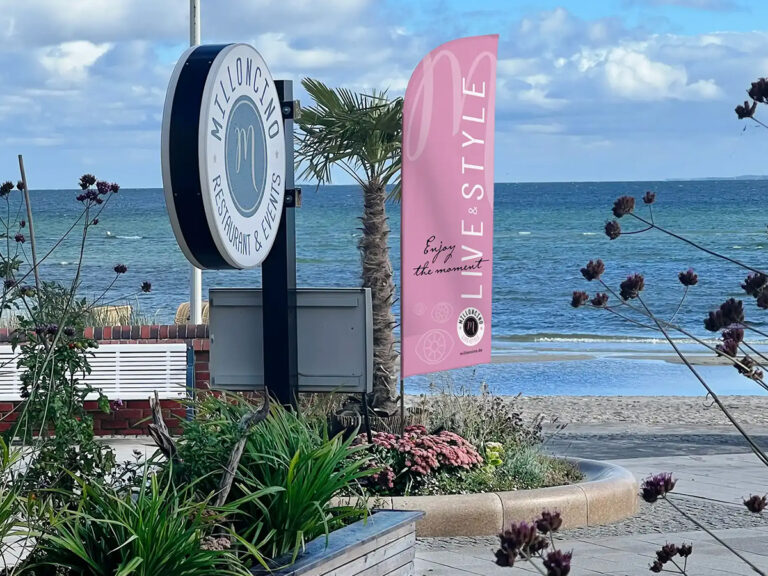 Rosa Werbefahne - Square-Flag - des Restaurants Milloncino vor der Ostsee