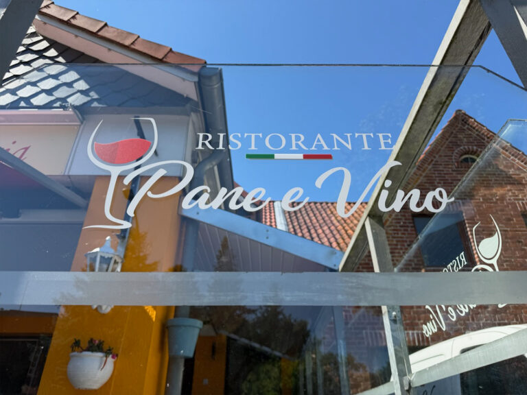 Fensterbeschriftung als Aufkleber des Ristorante Pane e Vino mit Logo und weißem Schriftzug