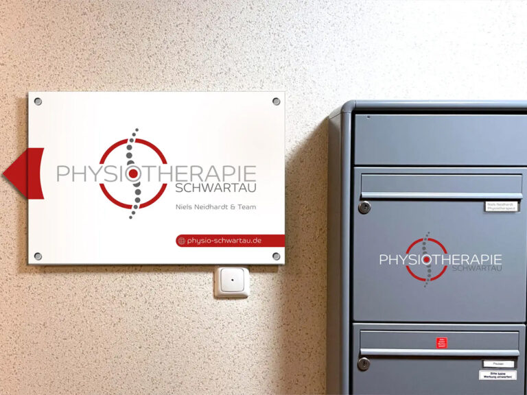 Beschilderter Eingangsbereich der Physiotherapie Bad Schwartau mit Praxisschild und gebrandetem Briefkasten