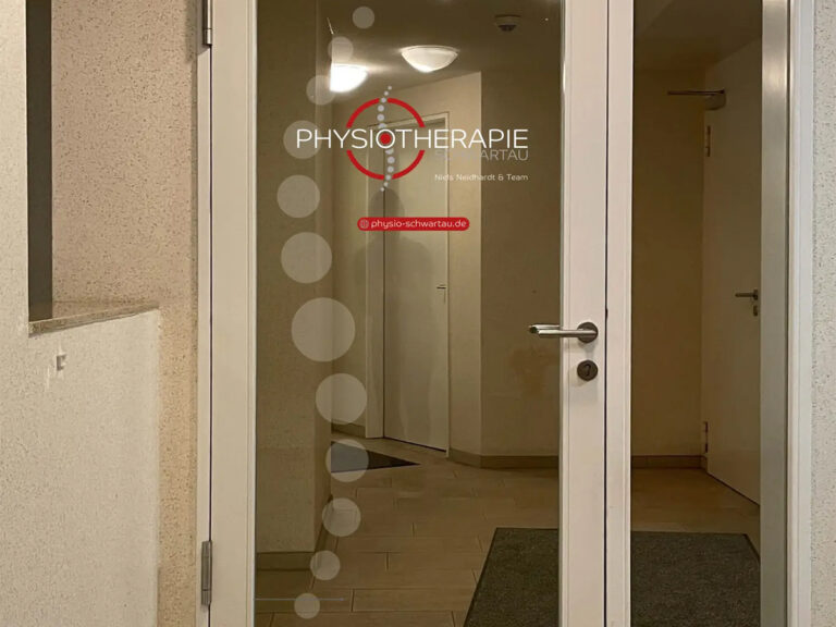 Beschriftete Glastür der Physiotherapie Bad Schwartau mit Logo und Sichtschutzpunkten